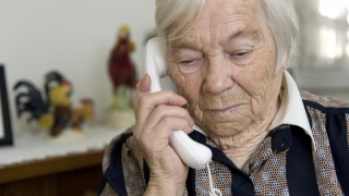 Singurătatea, grea povară a bătrâneții. Câți tineri își mai vizitează bunicii?