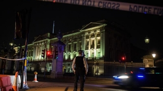 Doi bărbaţi arestaţi după atacul de la Palatul Buckingham. Ancheta continuă