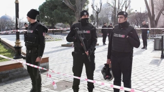 Două femei au atacat o secție de poliție din Istanbul