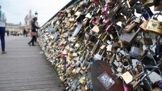Dragoste fără lacăte pe podurile Parisului...