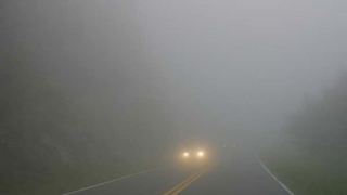 Ceaţa densă îngreuneză traficul pe mai multe drumuri din ţară