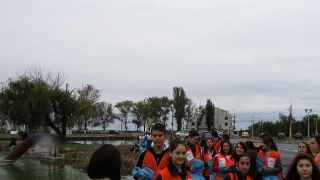 Elevii constănțeni ecologizează malul lacului Tăbăcărie