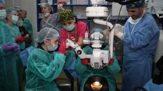 Elevi, oftalmologi pentru o zi, în sala de operație!