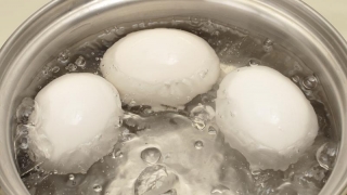Ce să faci cu apa în care fierbi ouăle de Paşte