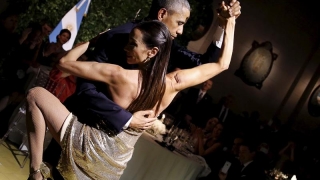 Europa în doliu, Obama dansează tango în Argentina