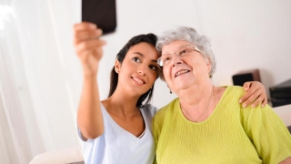 Fă-ți selfie cu bunica, de Ziua Internațională a Persoanelor Vârstnice!
