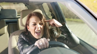 Femeile sunt mai nervoase la volan decât bărbații