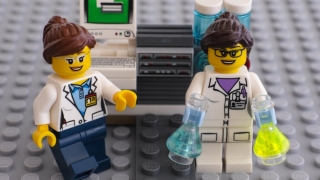 Figurine Lego cu femeile care au lucrat la NASA