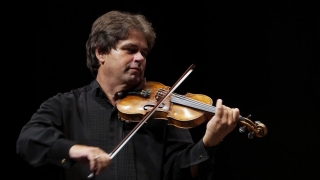 Gabriel Croitoru cântă la vioara lui Enescu, într-un concert regal