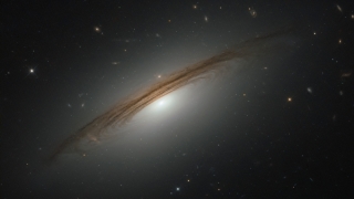 Galaxia hibrid UGC 12591, fotografiată de Hubble
