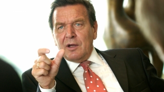 Gerhard Schroeder vrea să o ajungă din urmă pe Merkel