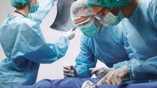 Chirurg american de renume mondial operează printr-o nouă metodă pacienţi români