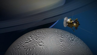Haotica lună a lui Saturn, Hyperion, fotografiată de sonda Cassini