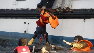 Imigranţi salvaţi în Marea Egee
