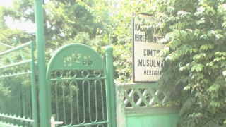Zeci de morminte din cimitirul musulman din Medgidia, vandalizate