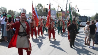 Începe sărbătoarea cântului și dansului turco-tătar
