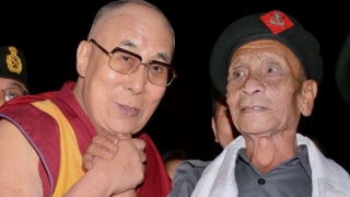 Întâlnire emoţionantă: Dalai Lama şi grănicerul care l-a întâmpinat la frontiera exilului