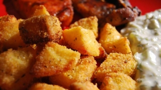 Învață să pregătești cartofi crocanți în crustă de mălai!