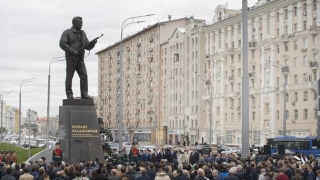 O statuie de peste 7 metri a inventatorului legendarei arme a fost dezvelită în centrul capitalei ruse