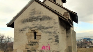La 9 ani are dosar penal de profanare pentru că a scris „Adi“ pe o biserică monument