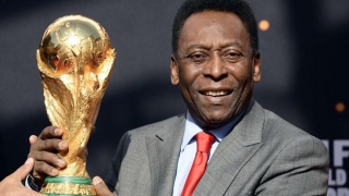 Legendarul Pele îşi scoate la licitaţie toate trofeele şi medaliile