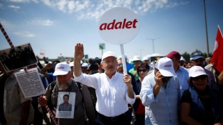 Liderul opoziției turce îl sfidează pe Erdogan şi îşi continuă „Marșul Justiției“