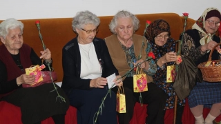 Mărțișoare pentru femeile din căminele de bătrâni