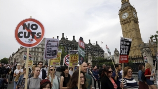 M. Britanie în stradă! Nemulțumiri profunde față de austeritatea impusă de Guvernul May