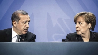 Merkel îi cere lui Erdogan să respecte libertatea presei