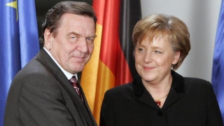 Merkel îl critică pe Schroeder pentru că lucrează cu ruşii de la Rosneft