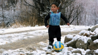 Messi vrea să aducă un copil afgan la Barcelona