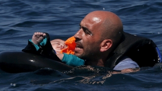 Migranţi aruncaţi peste bord de traficanţi! Zeci de înecaţi