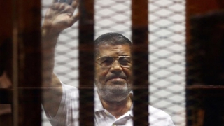Mohamed Morsi a scăpat de sentința de închisoare pe viață