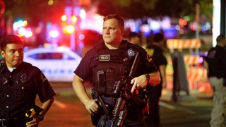 Decese răzbunate în stil texan? Cinci polițiști împușcați mortal la Dallas