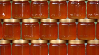 Ne faultăm singuri: importul de miere sufocă piaţa naţională!