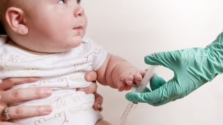 Ne vaccinăm copiii? Se lansează o carte ce demască reacțiile adverse