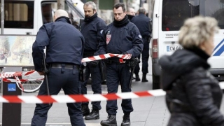 Nu se ştie cine este bărbatul împuşcat la sediul poliţiei din Paris
