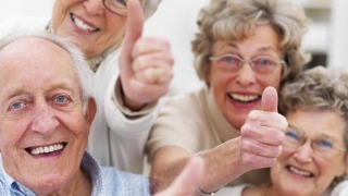 Oamenii între 65 şi 79 de ani se simt cei mai fericiţi