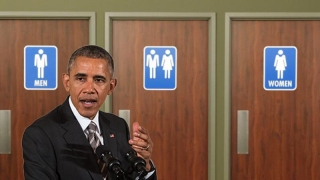 Obama face minuni pentru... toaletele de bărbați din SUA