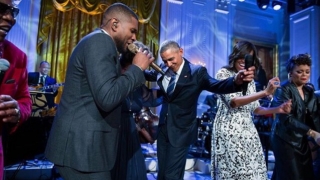 Obama se desparte de Casa Albă în pași de dans