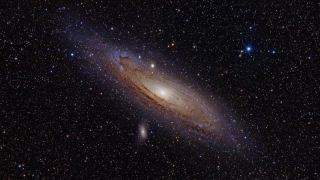 O galaxie supermasivă observată cu ajutorul telescopului Hubble