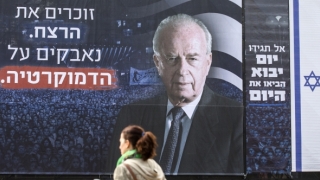 Zeci de mii de israelieni au comemorat asasinarea lui Yitzhak Rabin în 1995