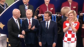 Ce a făcut Macron cu femeia care conduce Croația, la finalul meciului
