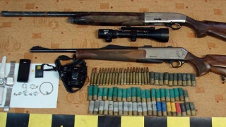 Trei arme şi aproape 300 de cartuşe cu glonț - confiscate