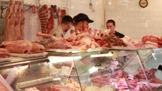 Peste 400 kg de carne, în valoare de aproximativ 10.000 de lei, confiscată în piețe