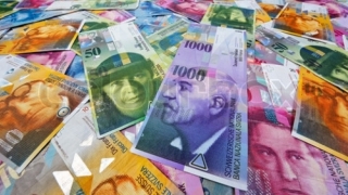 Impactul conversiei creditelor în franci elvețieni la cursul istoric va fi de 2,4 miliarde lei
