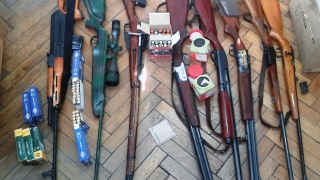Opt arme și aproape 1.500 de cartușe confiscate de autorități!