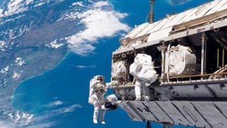 Costume nepotrivite?! De ce a fost anulată prima misiune spațială feminină în afara ISS