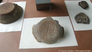O svastică - element de cult, descoperită în una dintre cele mai vechi aşezări din lume
