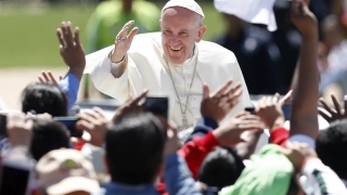 Papa Francisc, aproape trântit de un credincios mexican